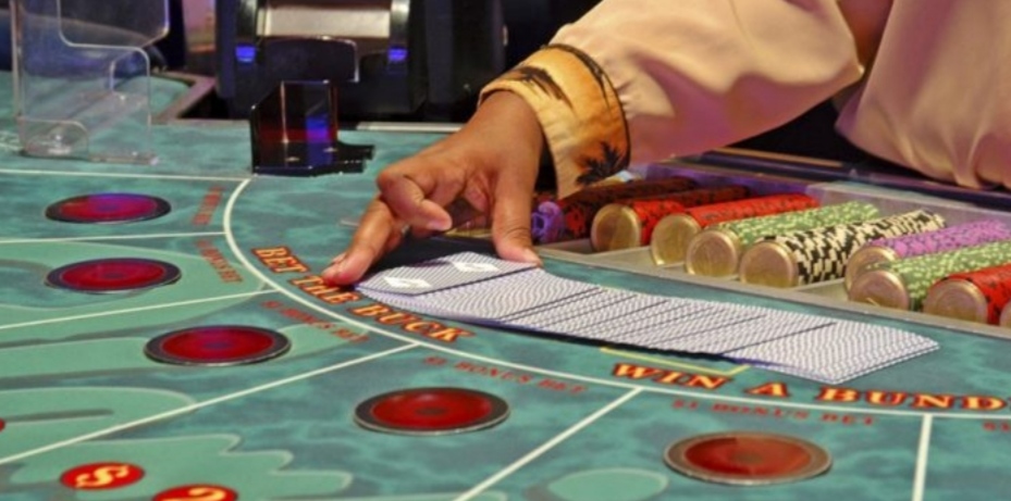 How do casinos make money?