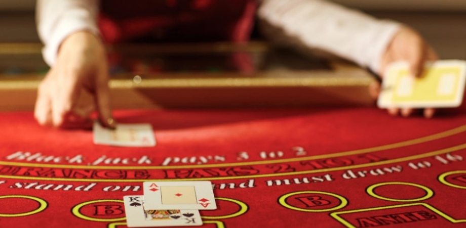 How do casinos make money?