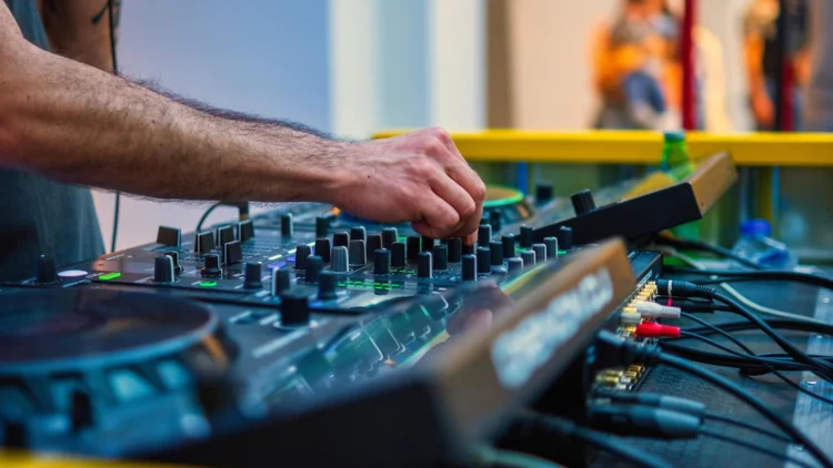 Hire a Band or a DJ for Your Corporate Event? 6 Tips for Choosing