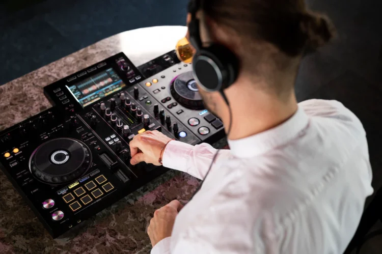 Hire a Band or a DJ for Your Corporate Event? 6 Tips for Choosing