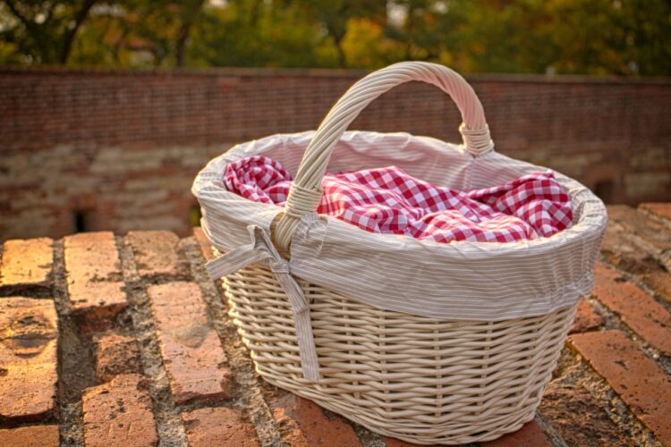 How to Make an Awesome Coffee-Themed Gift Basket for Anyone?