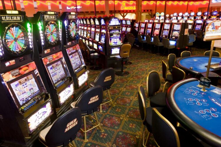 Online Casinos vs. Land-Based Casinos: Pros and Cons